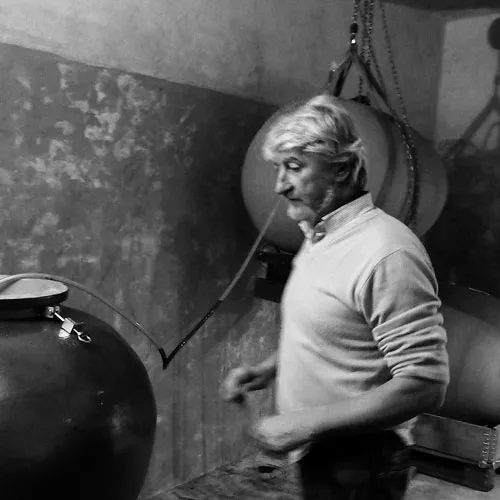 immagine che rappresenta il proprietrio dell'azienda mentre cura il vino
