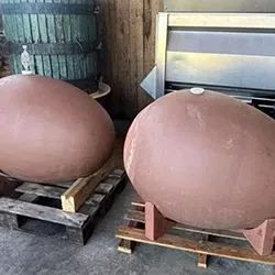 immagine che mostra le uova dove fermenta il vino